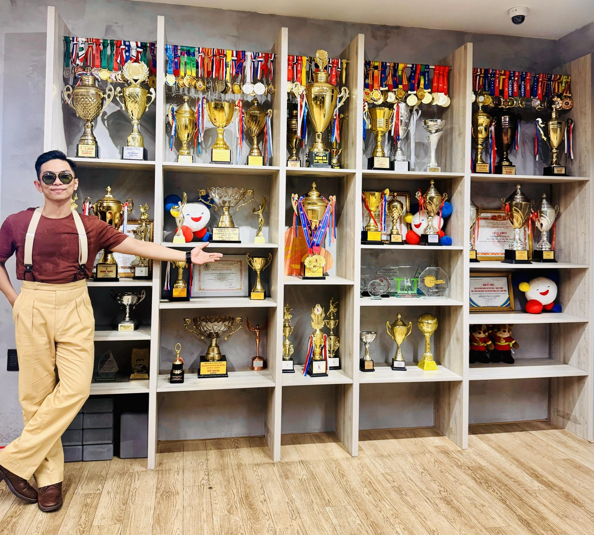 Khối tài sản với loạt cúp, huy chương đáng ngưỡng mộ của Phan Hiển.