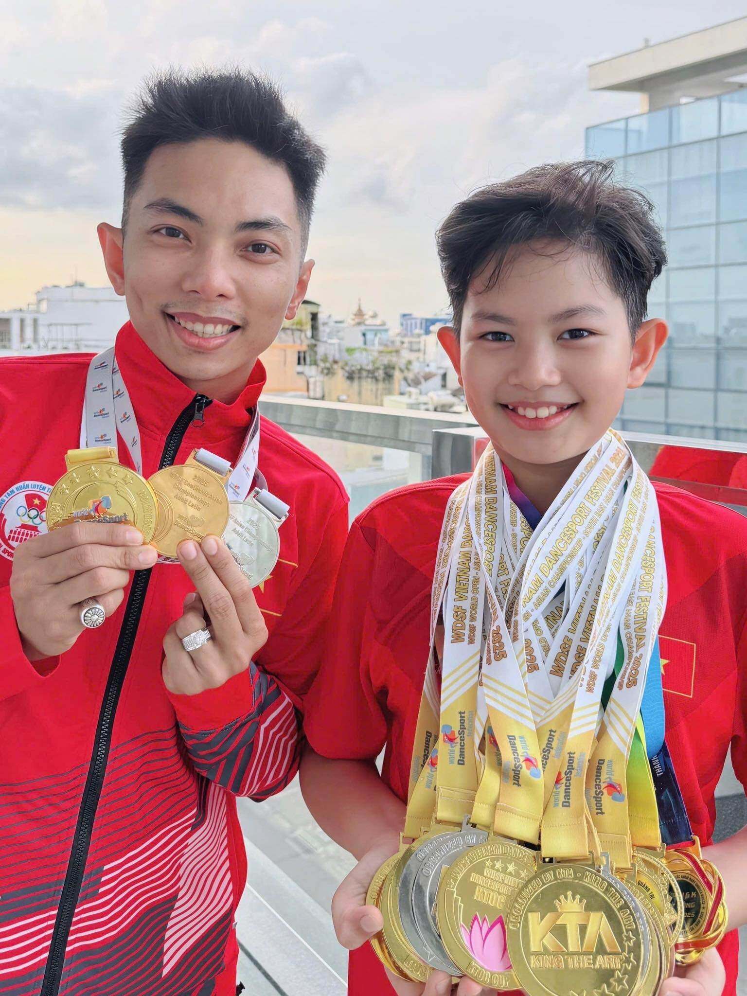 Nam vũ công tự hào khi có con trai thừa hưởng tài năng dancesport giống bố mẹ.