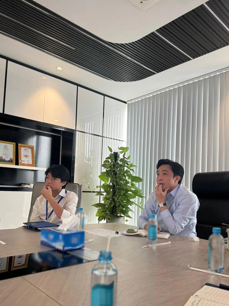 Hình ảnh con trai Cường Đô La thực tập tại công ty gia đình.