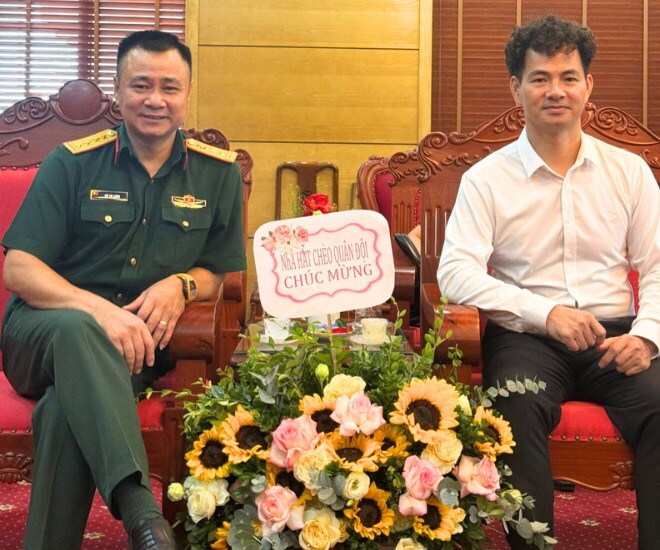 Khoảnh khắc Tự Long ngồi cùng Xuân Bắc.
