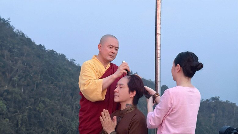 Bà xã Tuấn Hưng đồng hành cùng chồng trong quá trình xuống tóc.