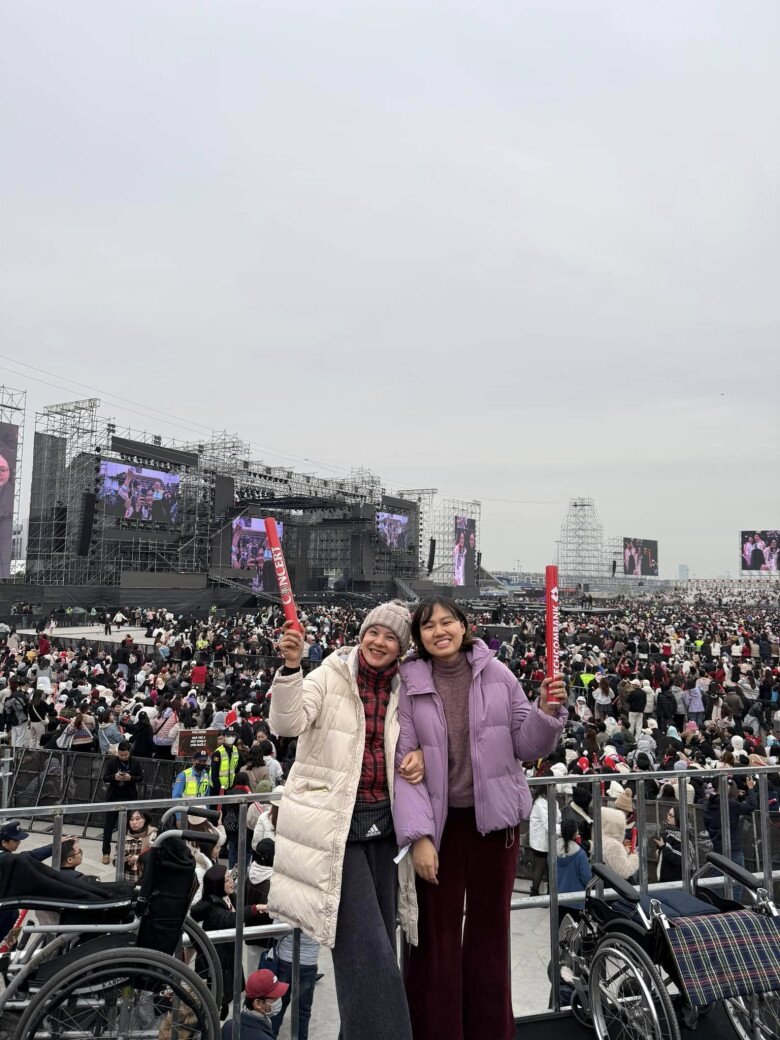 Cuối năm 2024, cô khoe ảnh cùng ái nữ tham gia concert Anh trai vượt ngàn chông gai.