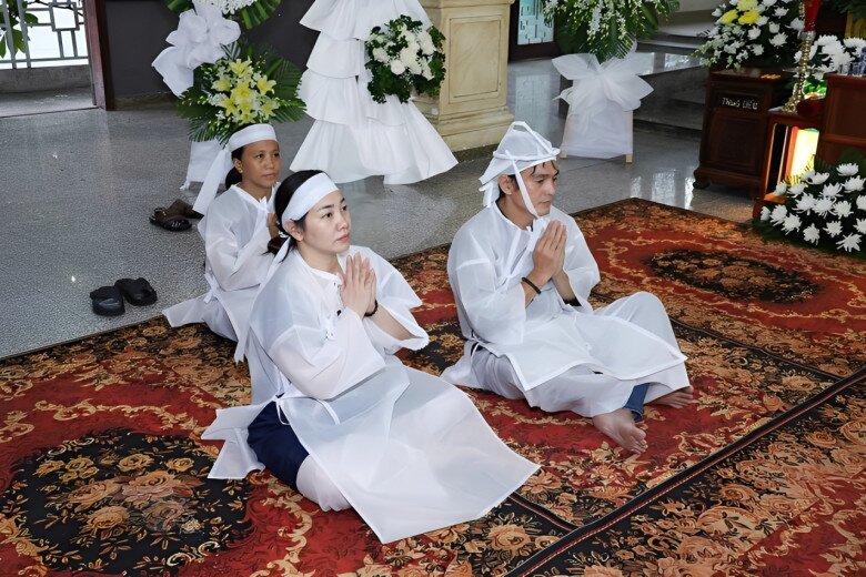 Chị Trúc Trương - vợ Cao Minh Đạt chịu tang bố chồng.
