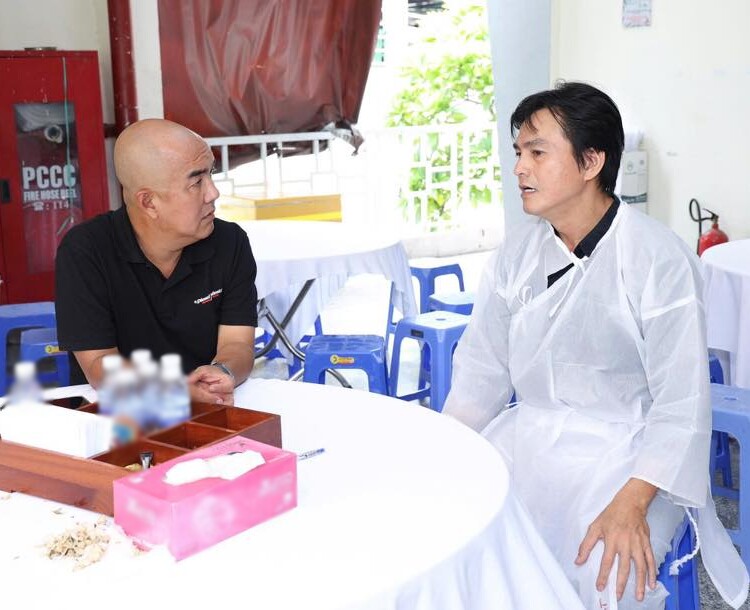 Diễn viên Quốc Thuận (áo đen) cùng nhiều nghệ sĩ khác có mặt chia buồn cùng đồng nghiệp.