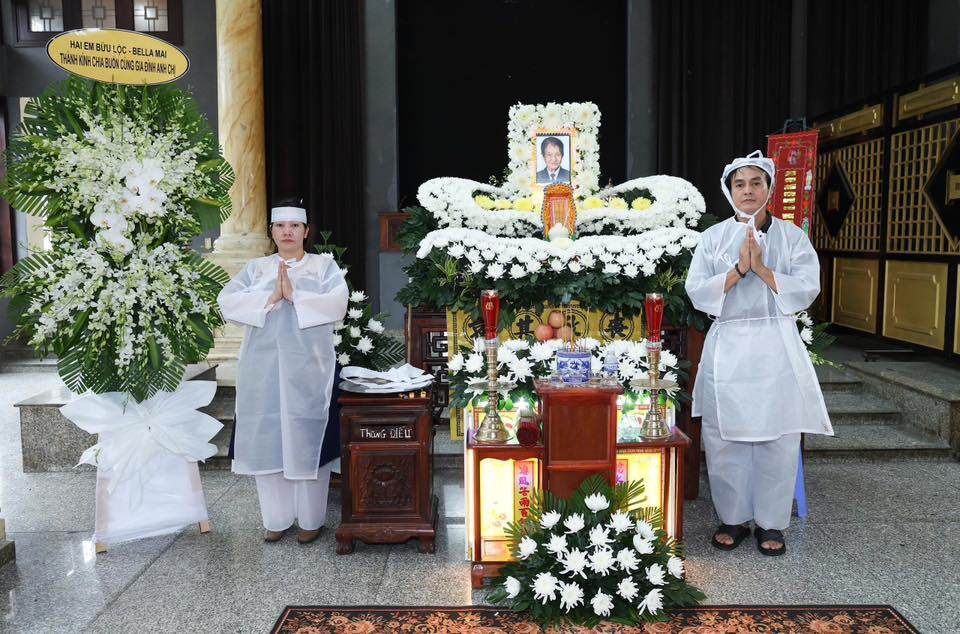 Dù bầu bí, bà xã Cao Minh Đạt luôn túc trực cùng chồng tại đám tang.