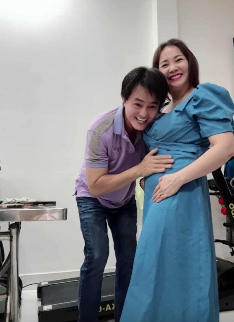 Cặp đôi vỡ òa hạnh phúc sau 9 năm chờ đợi.