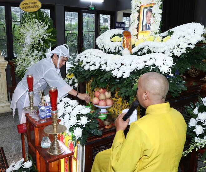 Diễn viên Cao Minh Đạt lo lắng chu toàn cho đám tang của bố.