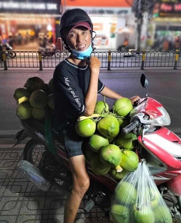 Nam nghệ sĩ mưu sinh bằng nhiều nghề.