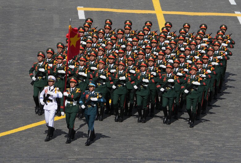 Phạm Khắc Giang và Nguyễn Văn Dũng nằm trong Khối duyệt binh của Quân đội Nhân dân Việt Nam tại Quảng trường Đỏ hồi tháng 5/2025.