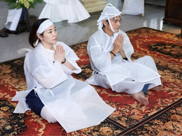 Vợ Cao Minh Đạt "bế" bụng bầu chịu tang bố chồng, khán giả xót cảnh ông nội không kịp nhìn mặt cháu