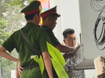 Ca sĩ Ưng Hoàng Phúc xuất hiện tại trụ sở Công an TP.HCM