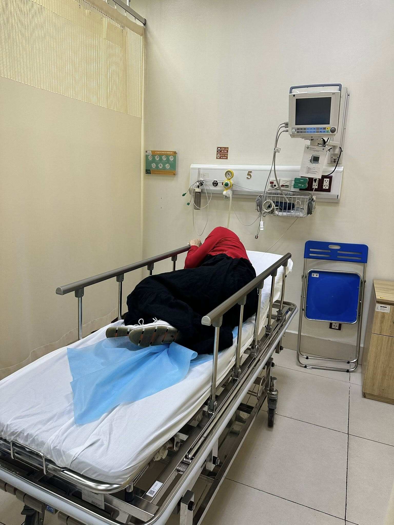 Hình ảnh Lan Phương nằm co ro trong phòng cấp cứu khiến dân tình xót xa.