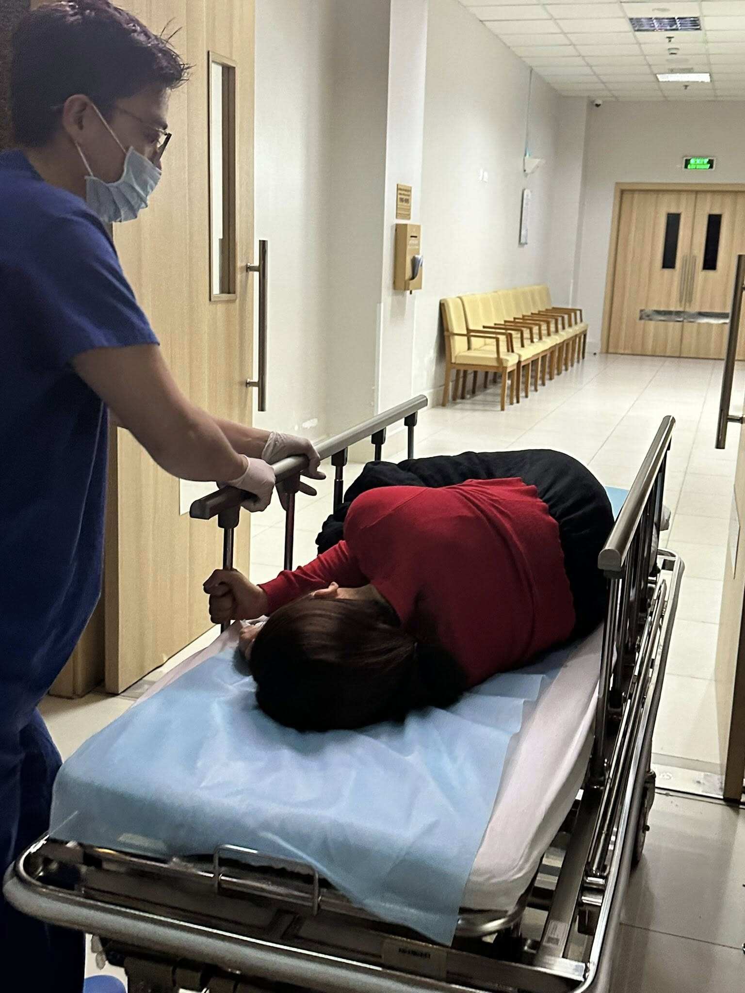 Xót cảnh Lan Phương khóc nức nở nhập viện cấp cứu trong lúc ly hôn chồng Tây, đến 3h sáng mới thấy nhẹ nhõm - 2