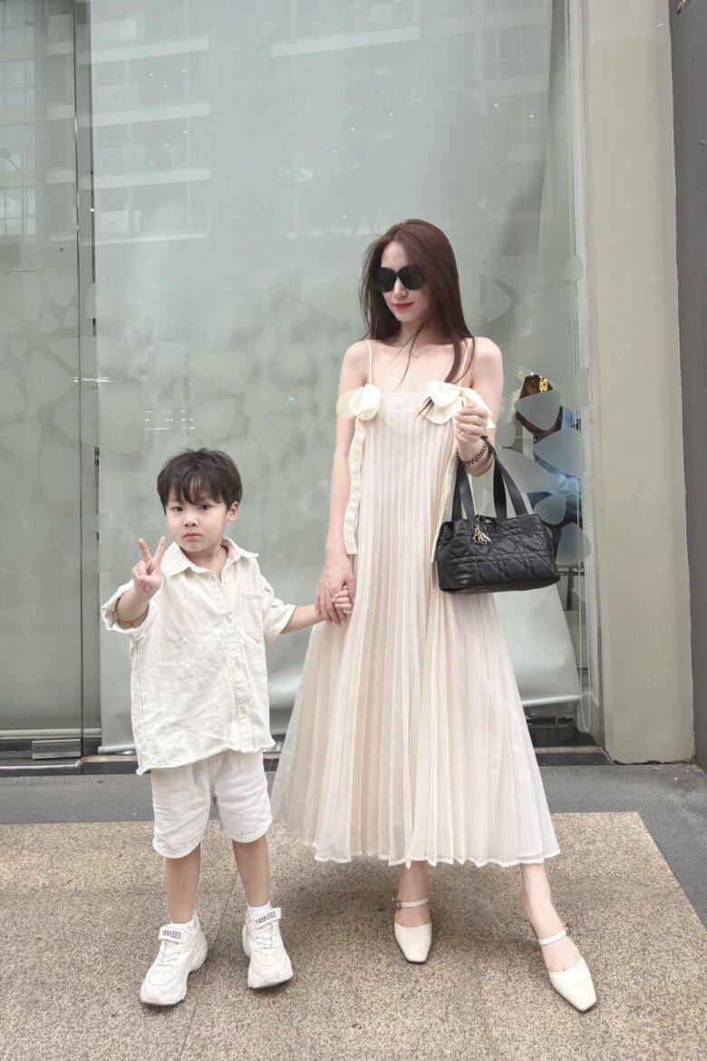Quý tử Hòa Minzy sở hữu ngoại hình điển trai, được nhận xét giống bố.