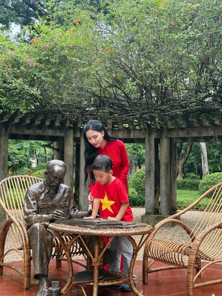 Hòa Minzy được khen ngợi tài nuôi con vì quý tử ngoan ngoãn, lễ phép.