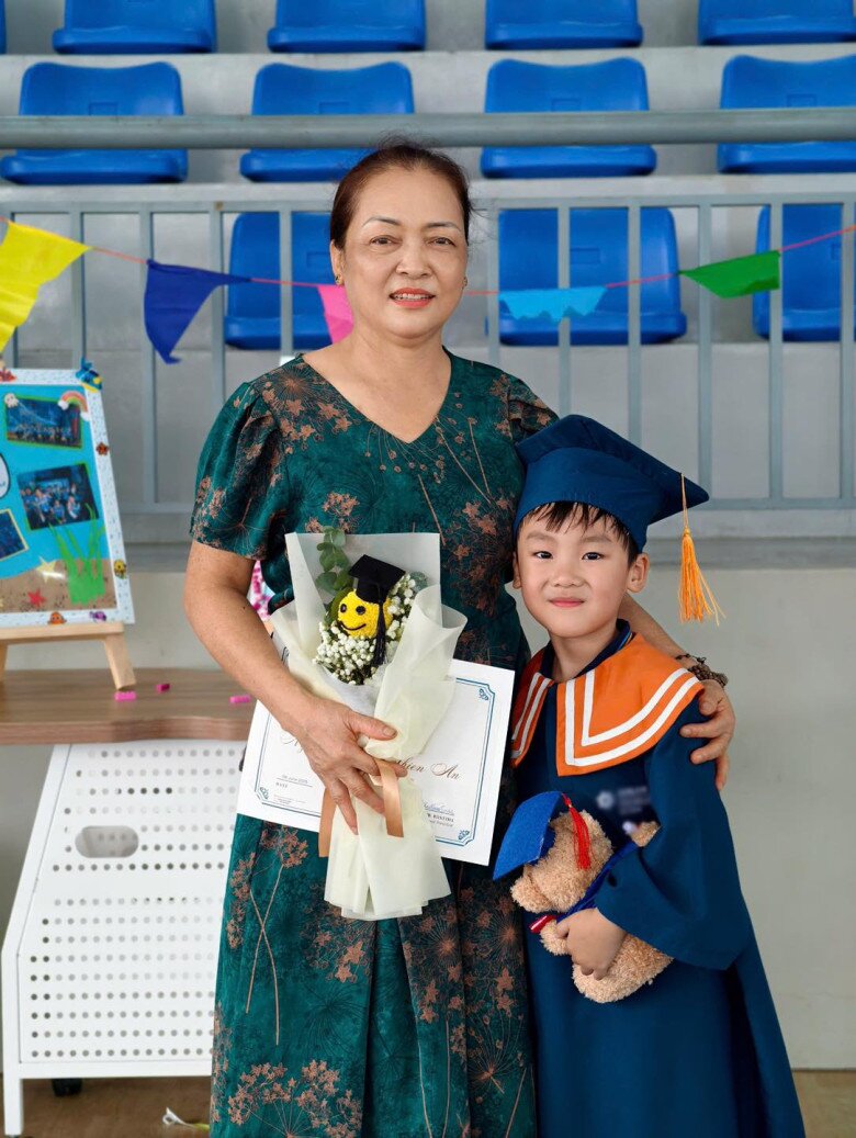 Con trai Hòa Minzy chụp ảnh cùng bà ngoại trong lễ tốt nghiệp mầm non.