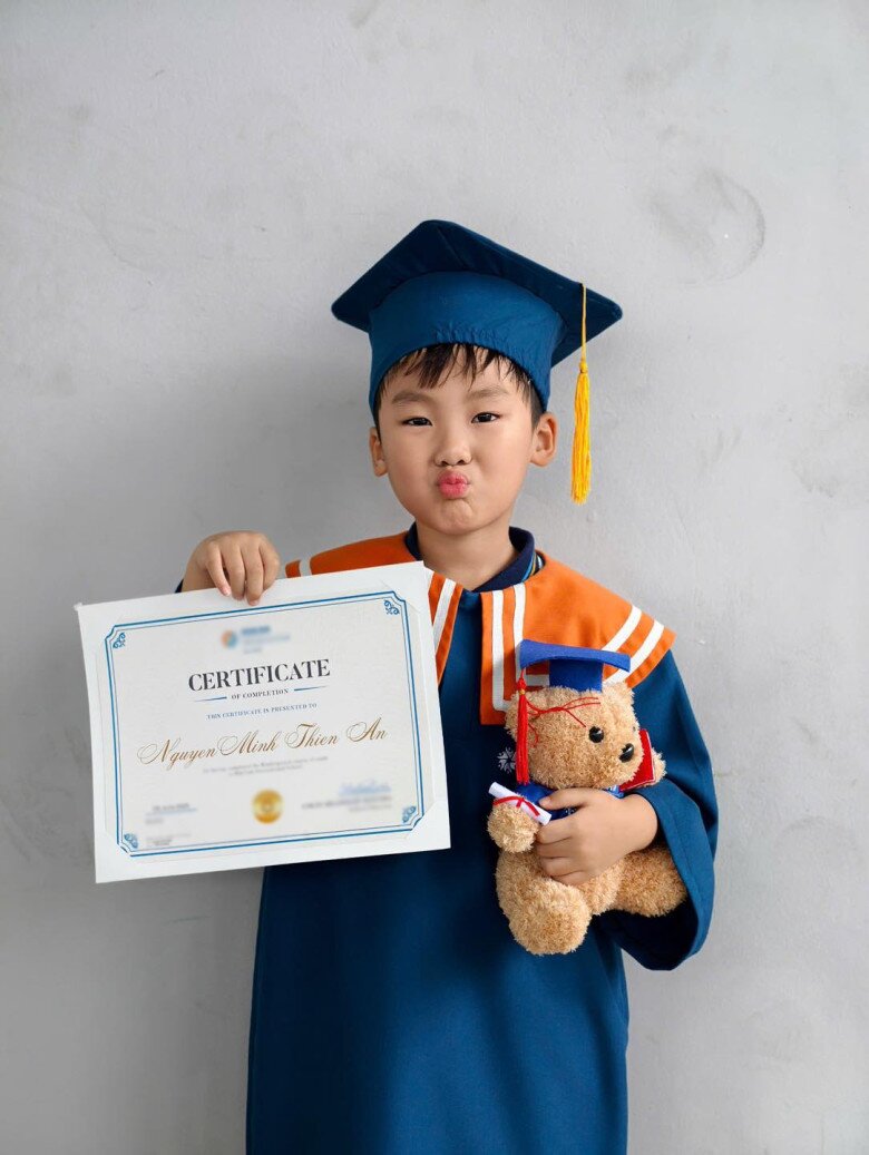 Bé Bo năm nay lên 6 tuổi, đã là học sinh tiểu học.
