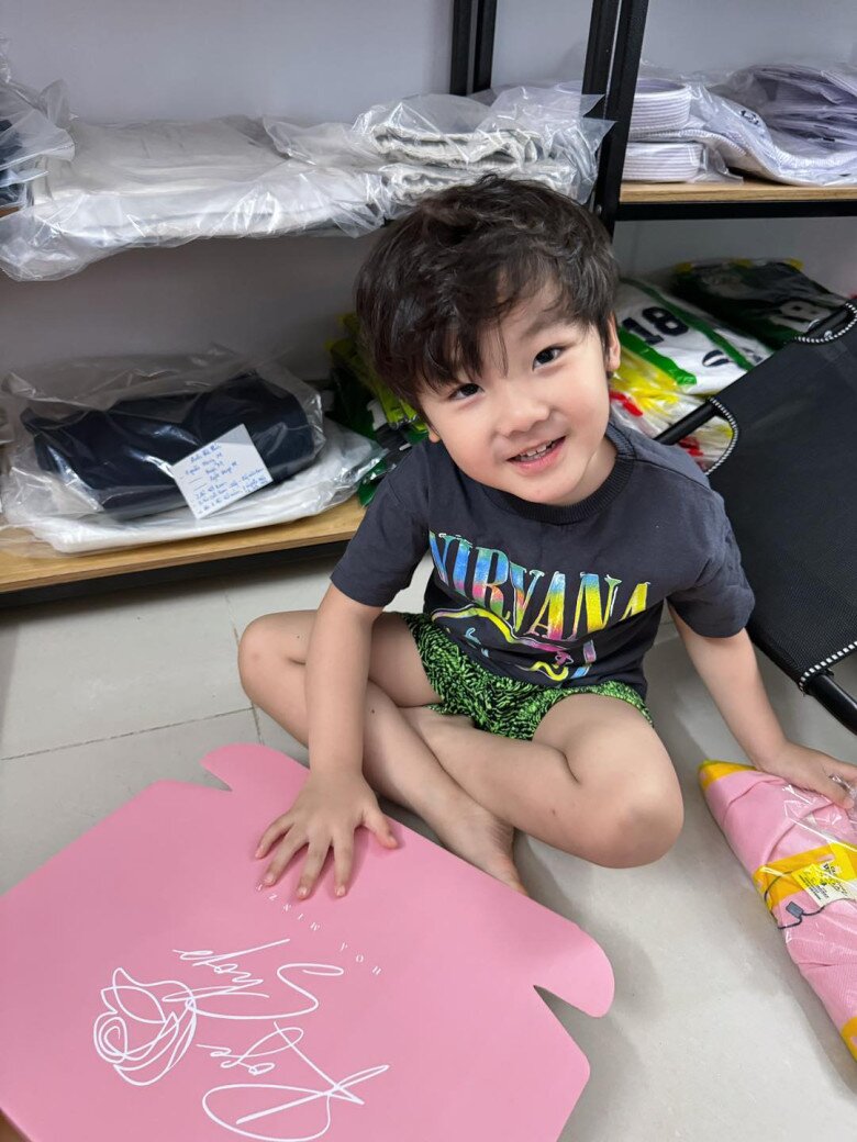 Nhiều khoảnh khắc đáng yêu của cậu bé đốn tim người xem.