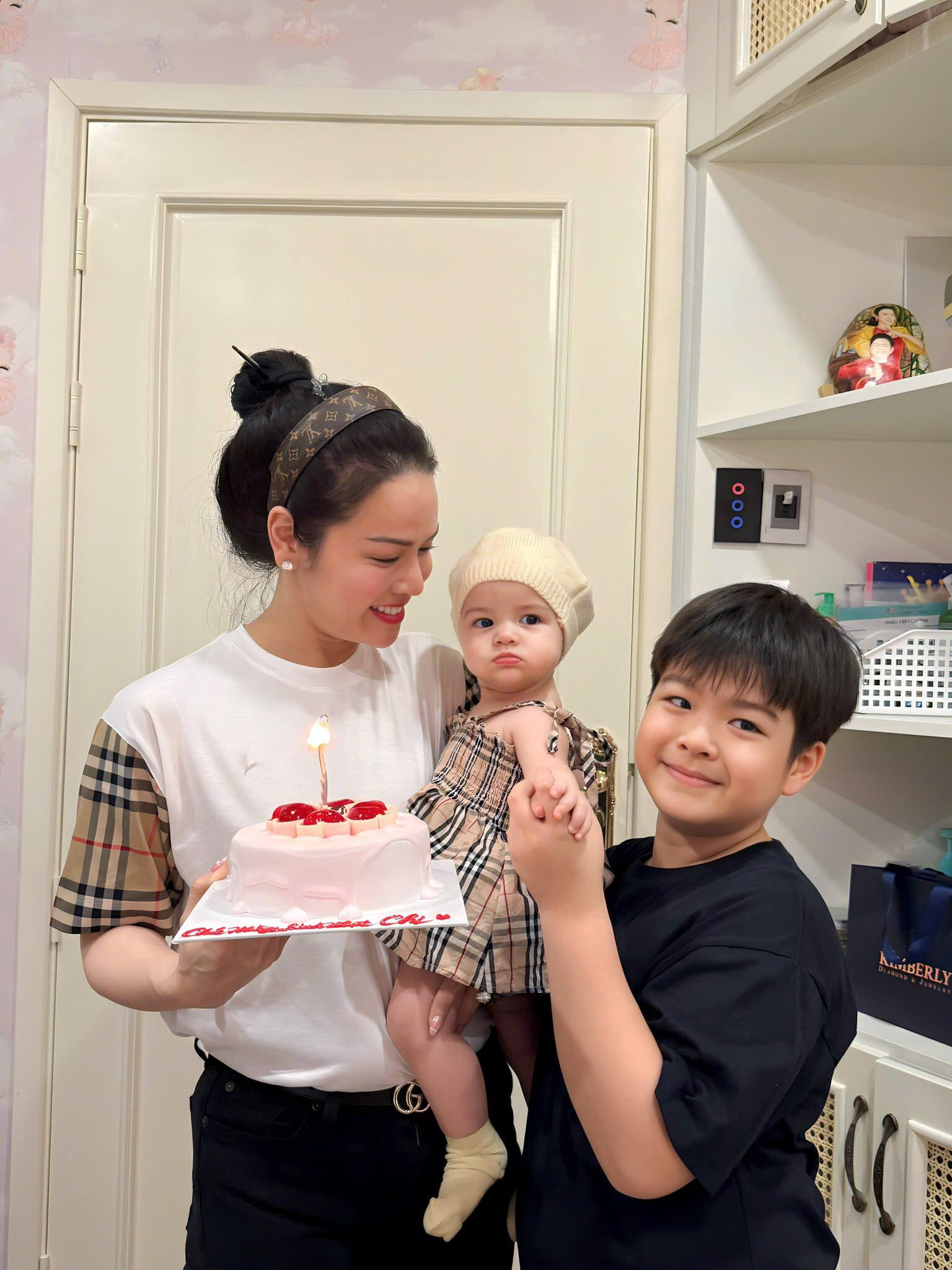 Xúc động cảnh nhật kim anh bật khóc ôm chân mẹ trong dịp vu lan nuôi được 2 con đều nhờ công đấng sinh thành - 10