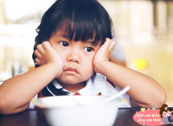 Trẻ vẫn biếng ăn, kém ngủ, dễ cáu gắt.