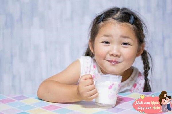 Bổ sung sữa tăng đề kháng vào mỗi buổi sáng.