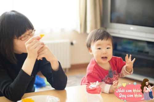 Vận động nhẹ 5 phút vào buổi sáng.