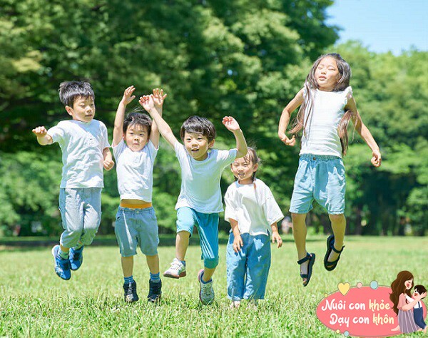 Bố mẹ khuyến khích trẻ chạy, nhảy, leo trèo và cải thiện thể lực trong vùng an toàn.