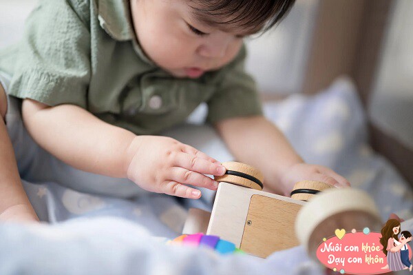 Một số trẻ sơ sinh đặc biệt biết cách sử dụng đôi tay khéo léo. 