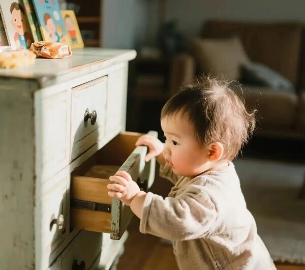 Trẻ 1 tuổi bắt đầu ý thức về bản thân, có ý tưởng và mong muốn riêng.