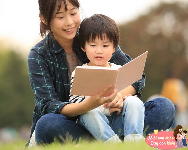 Bố mẹ có thể bắt đầu bằng việc đọc sách cùng con.