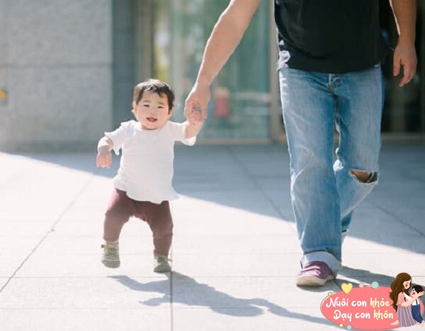 Hãy chú ý đến dáng của trẻ khi đi.