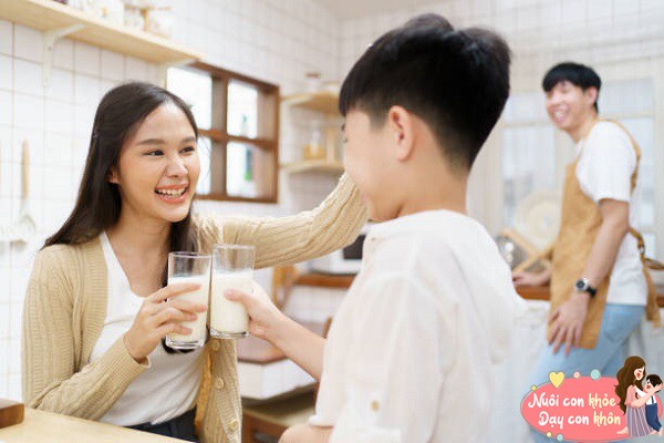 Khi bắt đầu đổi sữa, mẹ nên giới thiệu từ từ để giúp trẻ dễ dàng thích nghi.