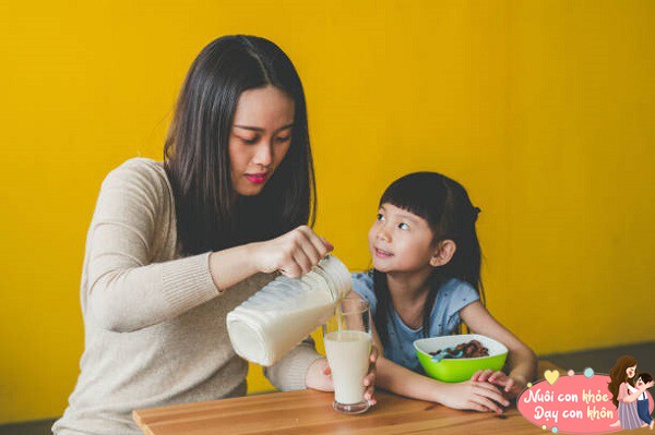 Mùa hè trẻ thoải mái hơn trong việc thích nghi với loại sữa mới.