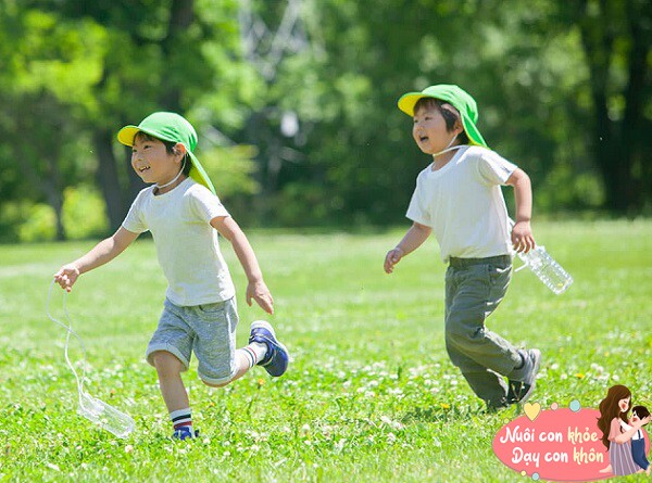 Chơi tự do là cách quan trọng để trẻ học cách giải quyết vấn đề, khám phá.