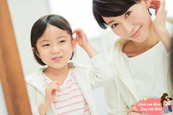 Trẻ thích bắt chước.