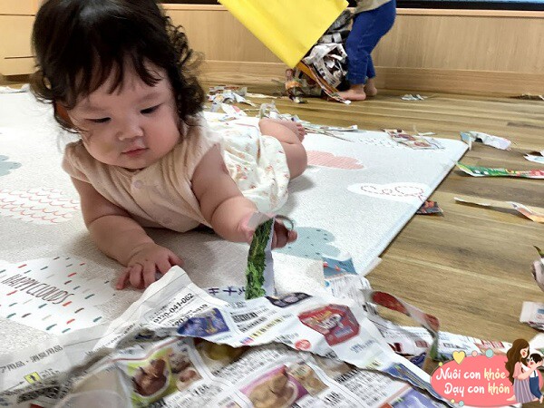 Khi trẻ thích lục lọi hộp xé giấy..., là một trò nghịch ngợm, mà còn xuất phát từ sự tò mò.