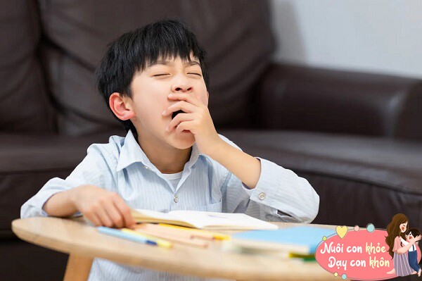 Trẻ vẫn còn đang ngủ và có thể cảm thấy uể oải sau khi thức dậy.