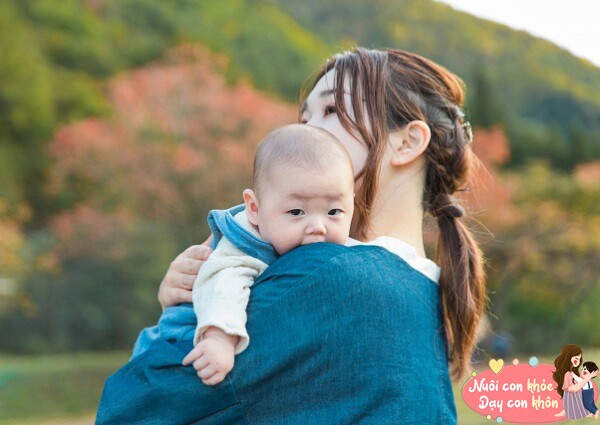 Sau khi sinh, tương tác giữa mẹ và bé rất quan trọng.