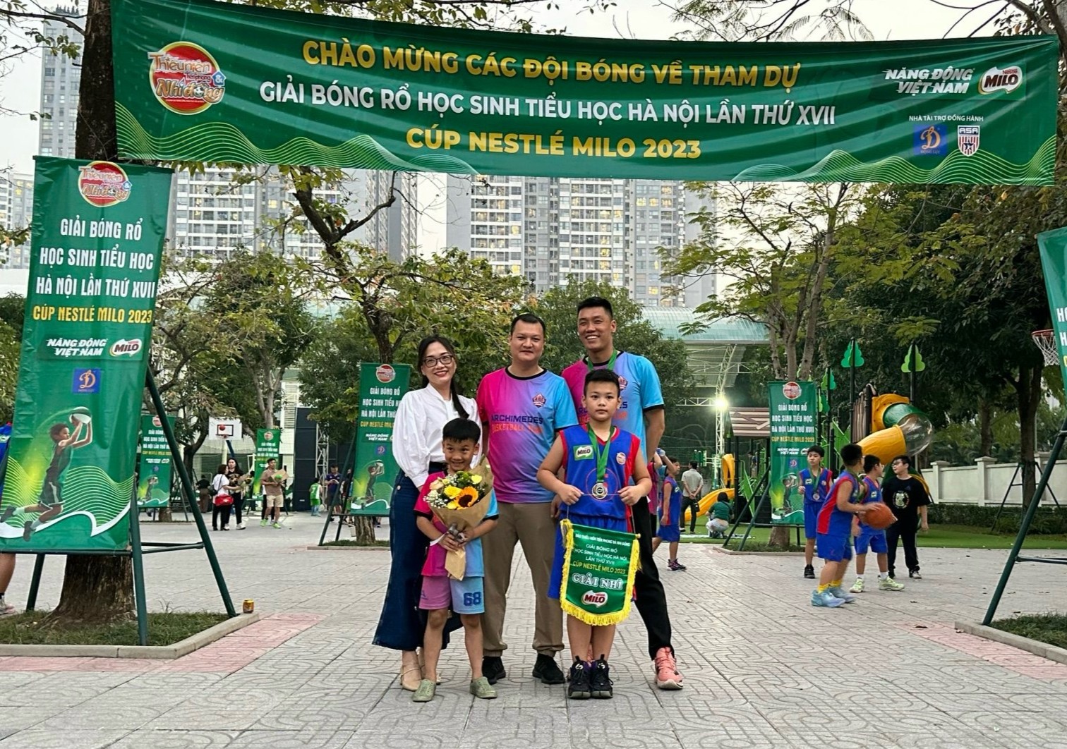 Từng cột mốc quan trọng của Phan Anh luôn có bóng dáng bố mẹ đồng hành và cổ vũ. Ảnh: NVCC