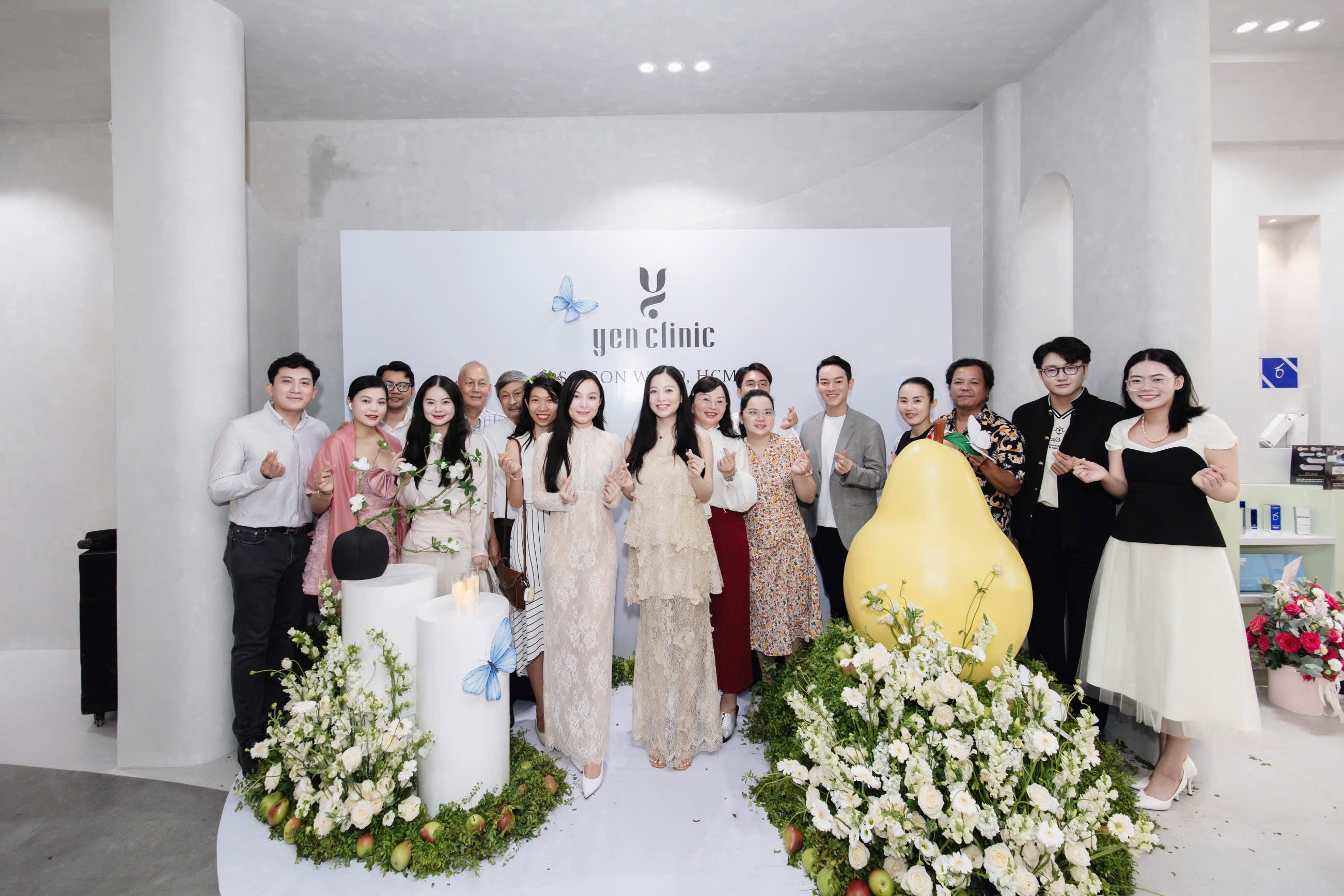 Các khách mời tại lễ khai trương tham gia chụp ảnh lưu niệm.