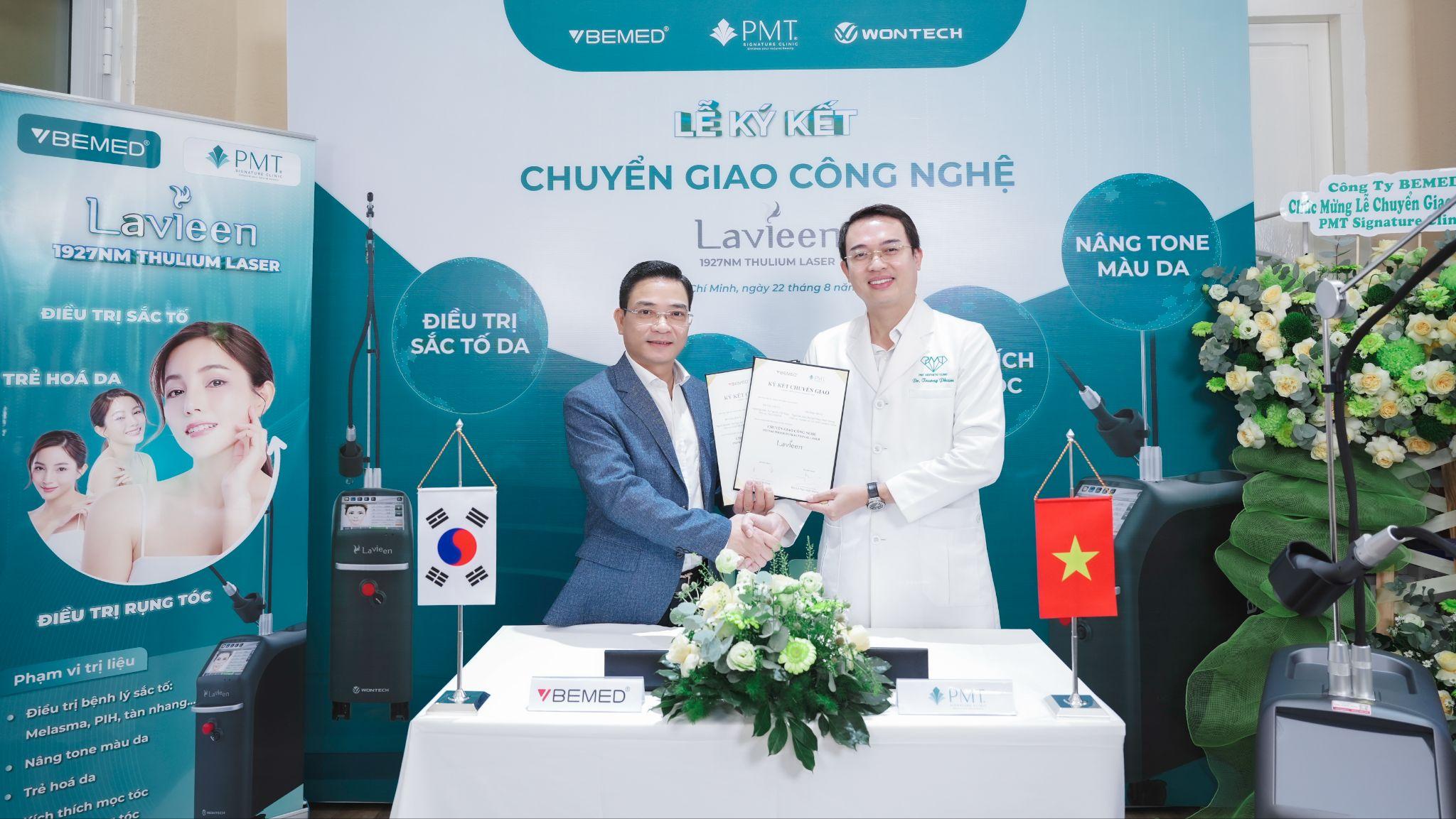 Ông Nguyễn Thế Hùng và BS CKII Phạm Minh Trường trao biên bản ký kết.
