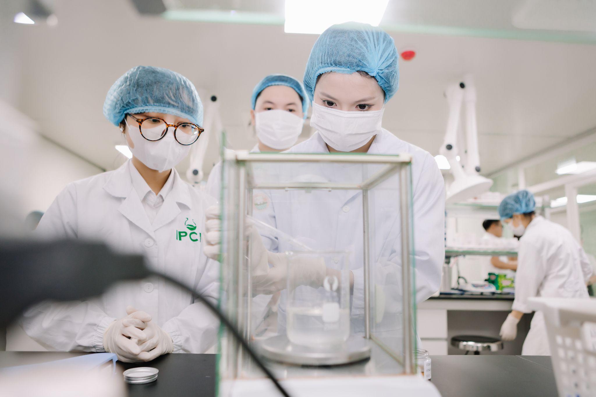 Khách mời trải nghiệm pha chế sản phẩm tại Viện nghiên cứu Dược phẩm và Mỹ phẩm Việt Nam (IPCR)