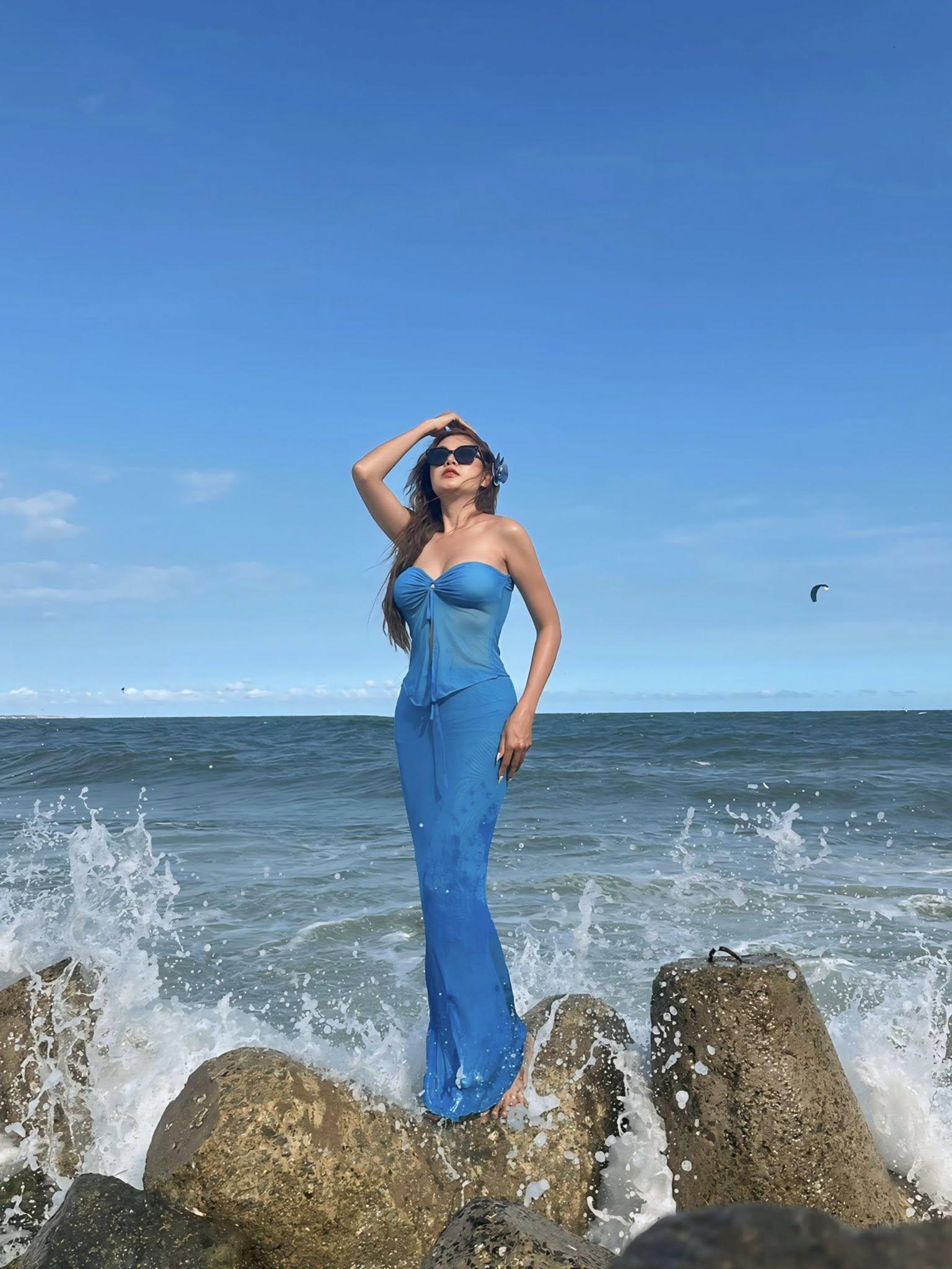 Hot mom Châu Kim Cương thoải mái diện trang phục quyến rũ sau khi nâng cấp body.