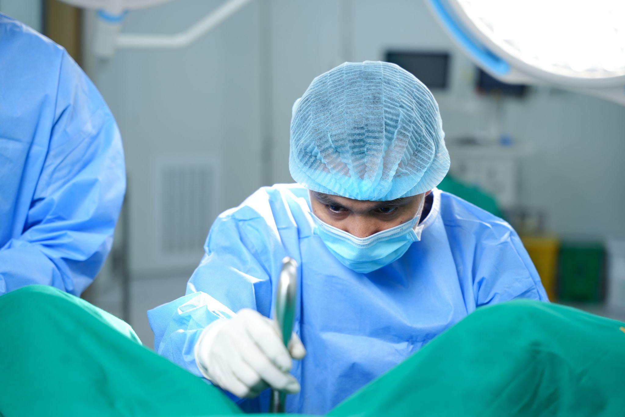 Dr. Lukas được xem là tấm gương sáng, không chỉ ở kiến thức chuyên môn mà còn ở sự tận tâm với khách hàng.