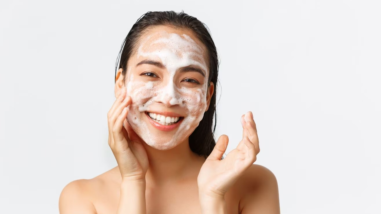 Rửa mặt sạch quá mức dễ khiến da nhạy cảm hơn.