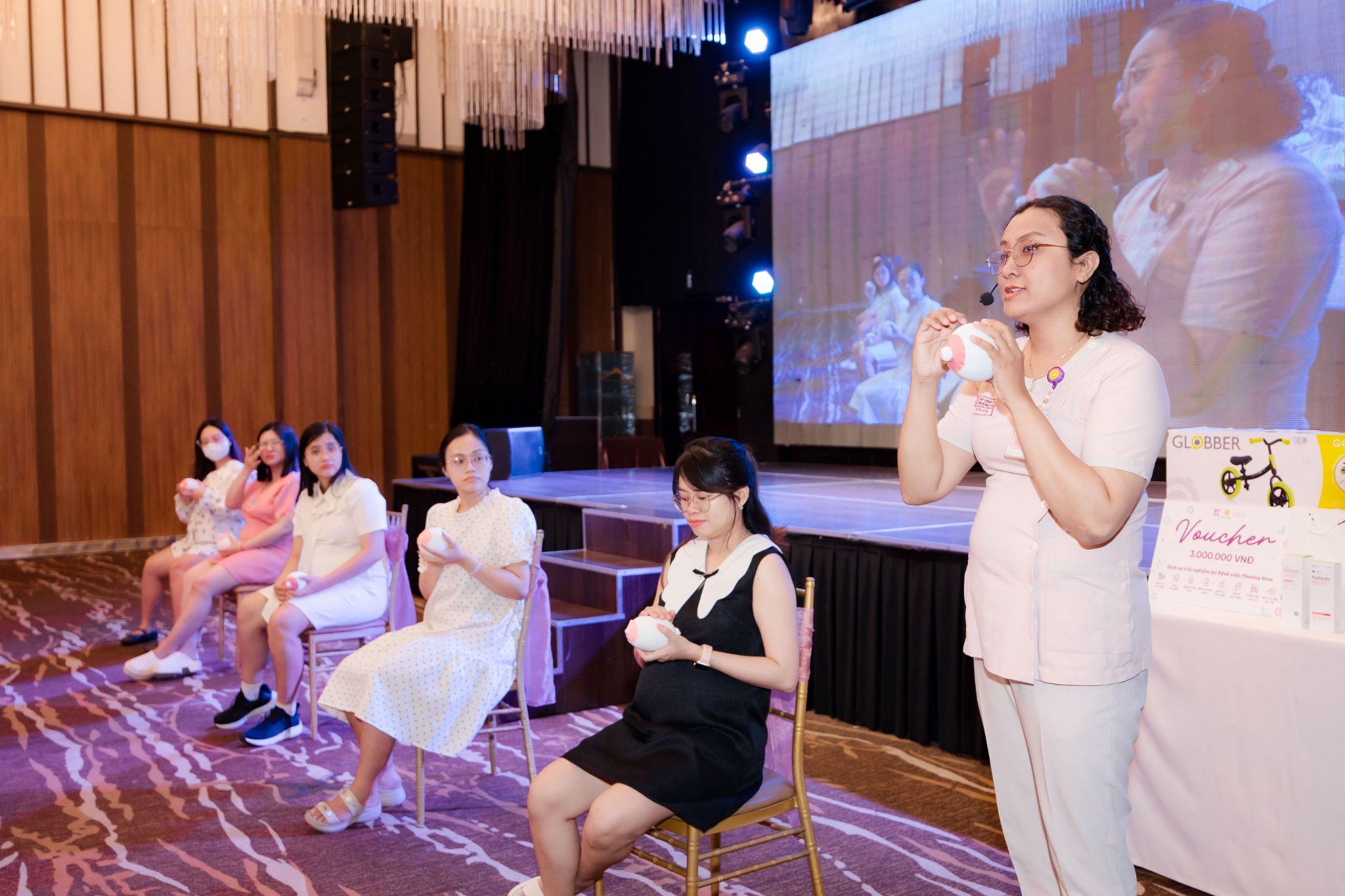 Các mẹ bầu nhiệt tình tham gia thực hành massage kích sữa trong Ngày hội “Sữa mẹ là chân ái” lần 2