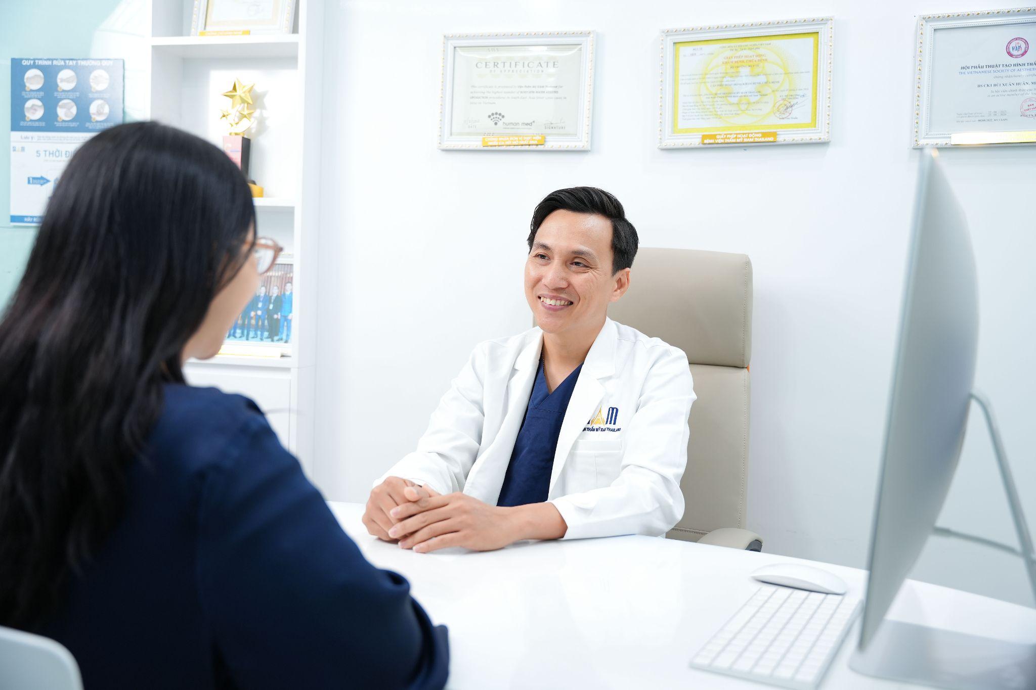 Trước khi thực hiện dịch vụ, khách hàng được Dr. Lukas tư vấn và giải đáp các thắc mắc kỹ càng.