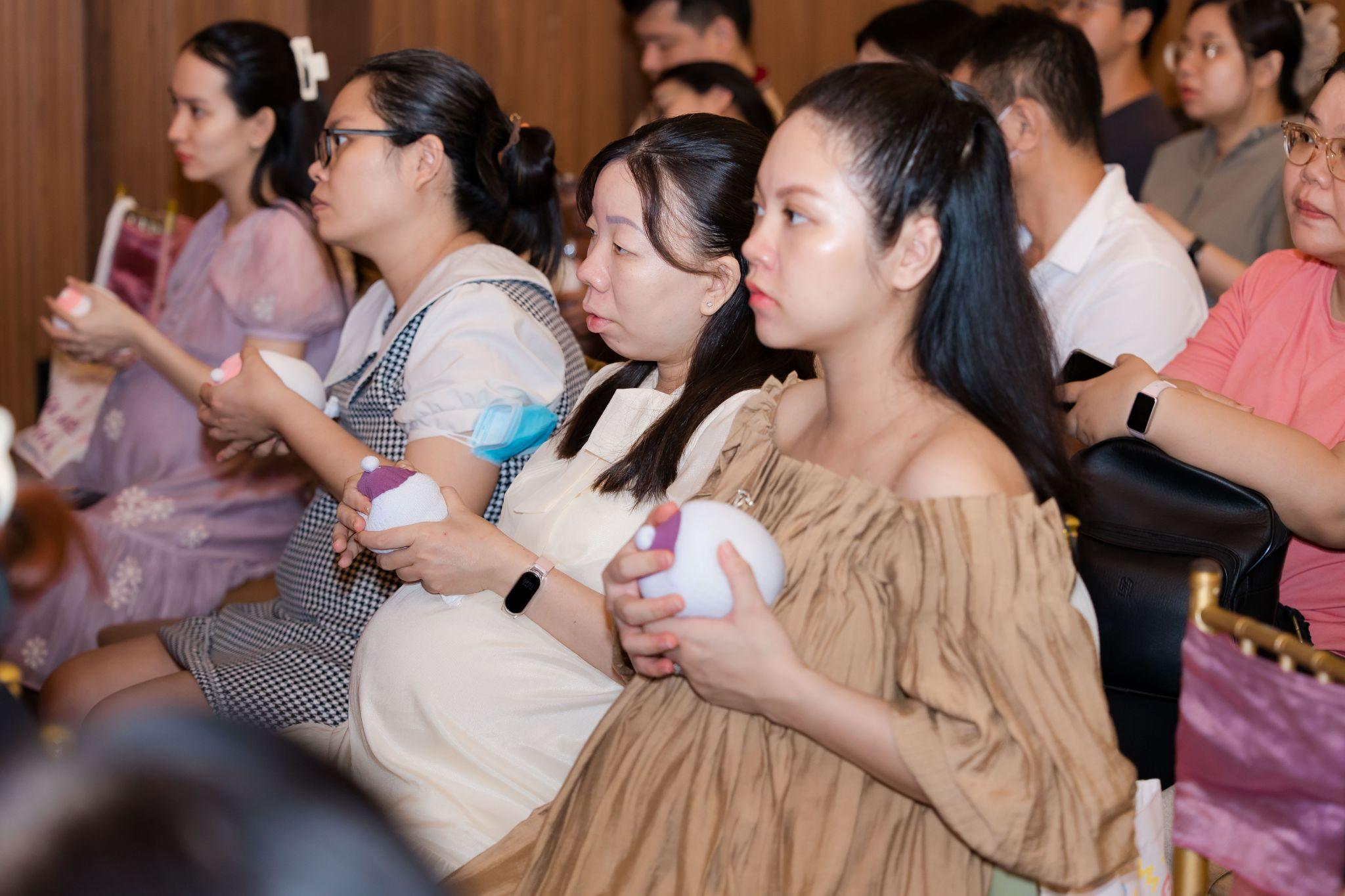 Các mẹ bầu nhiệt tình tham gia thực hành massage kích sữa trong Ngày hội “Sữa mẹ là chân ái” lần 2