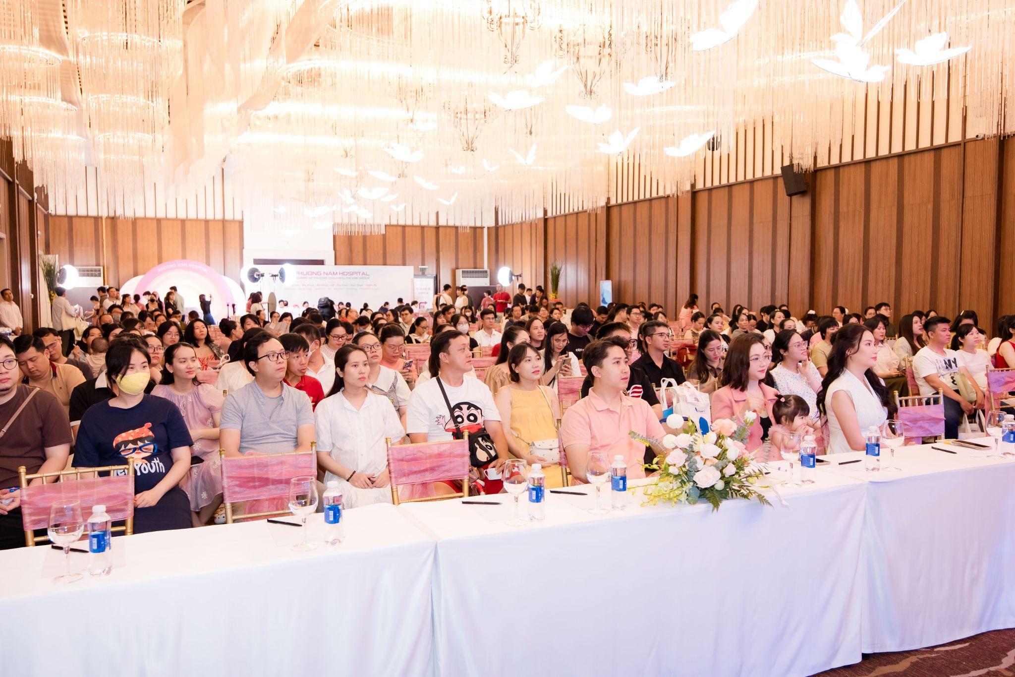 Gần 200 mẹ bầu chăm chú nghe hướng dẫn các chủ đề thiết thực - Cách chăm sóc hậu sản và nuôi con bằng sữa mẹ hiệu quả