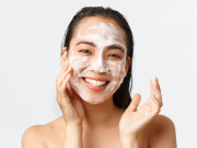 Làm đẹp mỗi ngày - Làm sạch sâu không đồng nghĩa với làm khô da! Hiểu đúng về bước làm sạch trong chăm da mụn